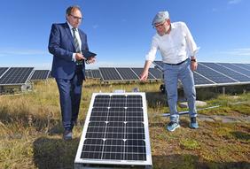 Minister Winfried Hermann und Flughafen Geschäftsführer Walter Schöfer betrachten am 27.07.2020 die neue Wolkenmessanlage an der Solaranlage des Flughafen Stuttgarts auf dem Boschparkhaus. Copyright: Flughafen Stuttgart GmbH