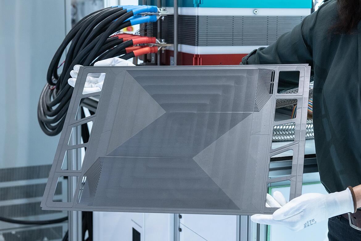 Grafitische Biploarplatte mit 1.300 cm² Aktivfläche. Foto: ZSW / Elvira Eberhardt