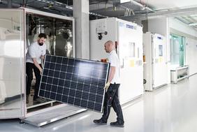 Blick ins ZSW-Modultestlabor Solab, in dem Solarmodule dem neuen Extremtest auf PID-Beständigkeit unterworfen werden. Foto: Alexander Fischer / ZSW