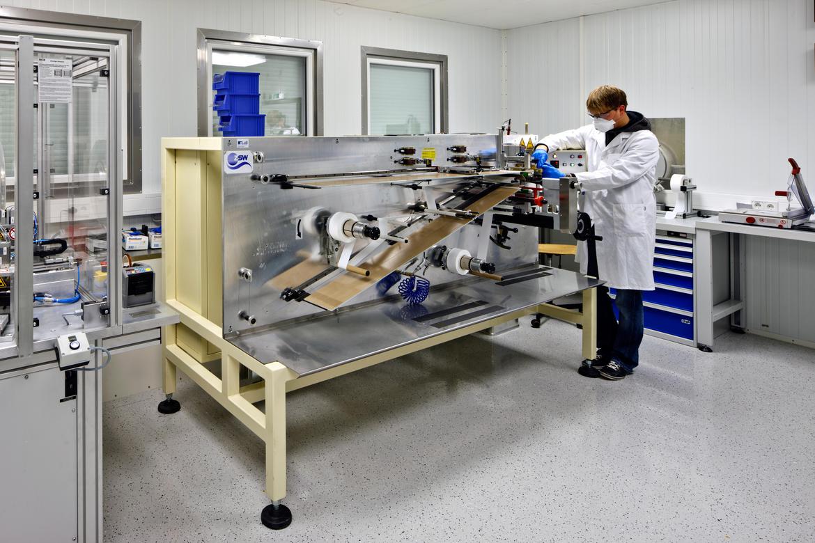 Ansicht einer halbautomatischen Wickelmaschine, speziell konzipiert für die Produktion von Rundzellen