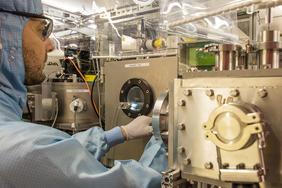 ZSW-Forscher bei der Entwicklung von CIGS-Dünnschichtsolarzellen. (Foto: ZSW)