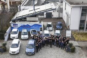 Die Teilnehmer des Workshops „Zulassung-Zertifizierung-Normung“ an der Wasserstoff-Tankstelle des Fraunhofer ISE. 
