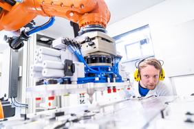 HyFaB forciert die Massenproduktion von Brennstoffzellen. Das baden-württembergische Wirtschaftsministerium fördert das Vorhaben mit 10,5 Millionen Euro. ©ZSW/FVV, Dirk Lässig