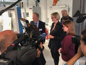 Bundesforschungsministerin Anja Karliczek besucht Ulmer Batterieforschung im ZSW.