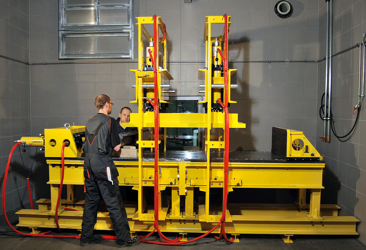 Vorbereitung eines Nagel-Tests mit einer 100-Tonnen-Presse im Testbunker. Vorbereitung eines Nagel-Tests mit einer 100-Tonnen-Presse im Testbunker.