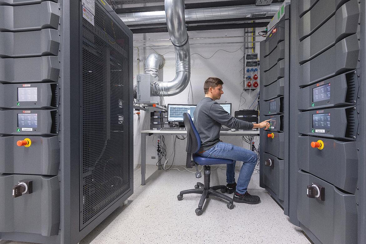 Elektrische Batterietests am ZSW in Ulm.