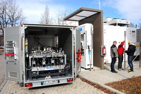 Blick auf die Messeinheit und H2-Tankstelle.