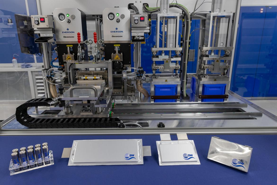 Drei verschiedene Zellformate aus der Batterieproduktion des ZSW in Ulm: 21700-Rundzellen (links), Pouch Zellen (in der Mitte) und prismatische Zellen PHEV-2 (rechts)