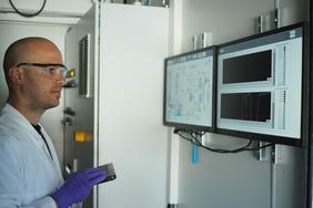 ZSW researcher working on Direct Air Capture technology