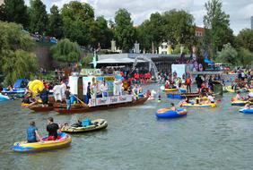 „Ulmer Fake News“: Trotz kühlem  und wechselhaftem Wetter zog es Ulmer ZSW´ler zum zweiten Mal mit offiziellem Themenboot  ins Nass der Donau.