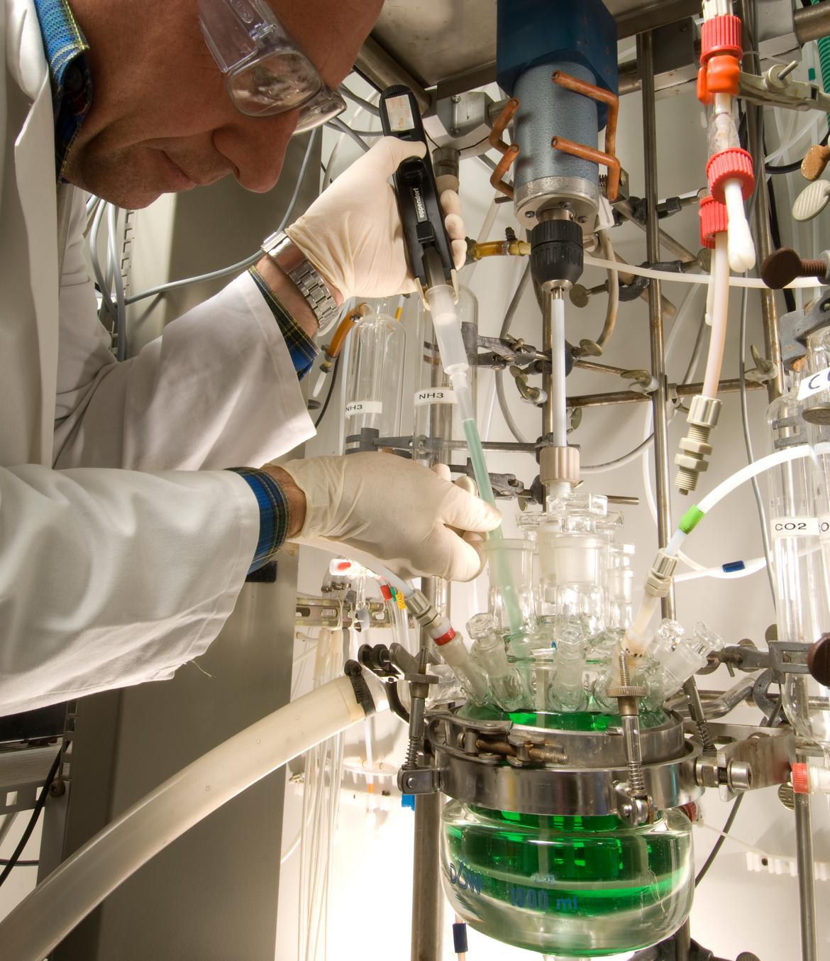 Reactor for materials systhesis in kg-scale.