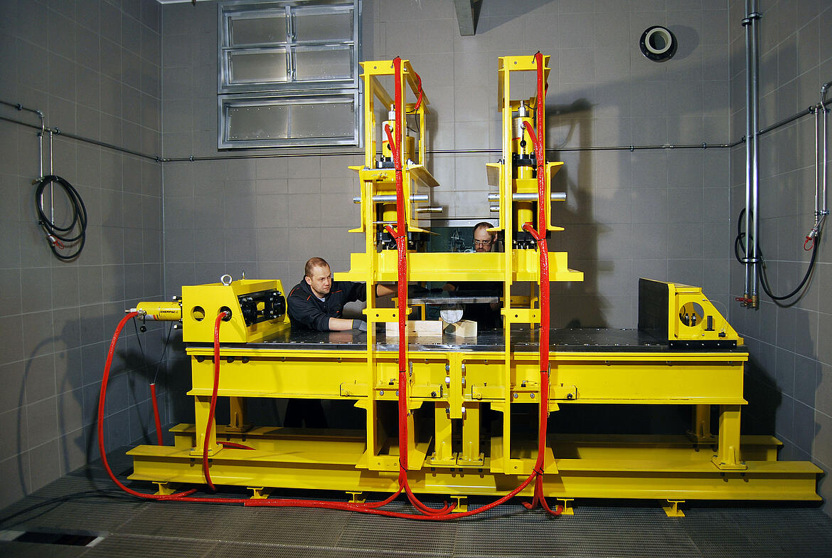 Nageltest im Testbunker mit 100 t Presse.