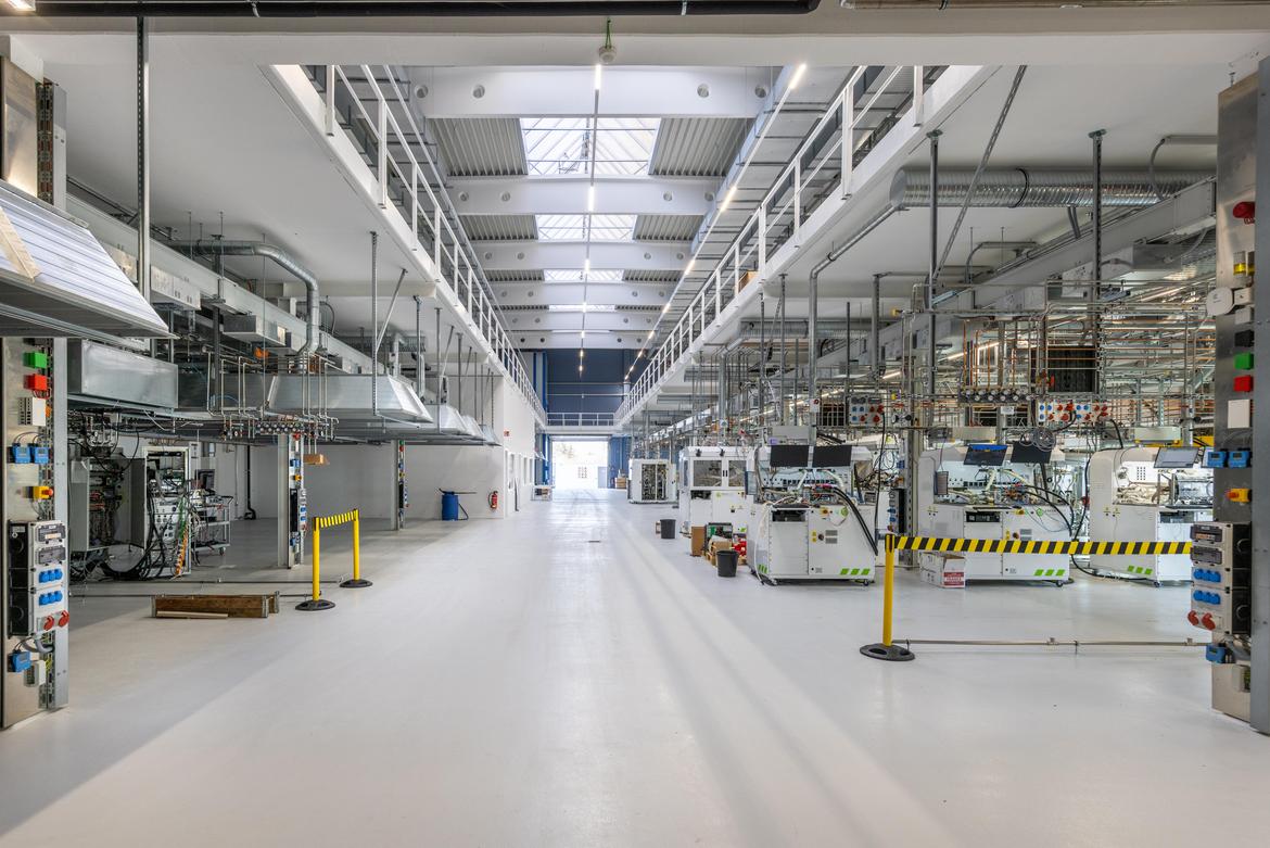 Blick ins neue Brennstoffzellentestzentrum am ZSW in Ulm mit 50 Testständen bis 250 Kilowatt.