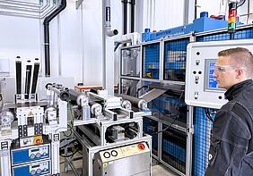 Forscher des ZSW fertigt Elektroden in der Forschungsproduktionsanlage: Im Projekt Medicell entwickeln sie wiederaufladbare Spezialbatterien für trag-bare Medizintechnik