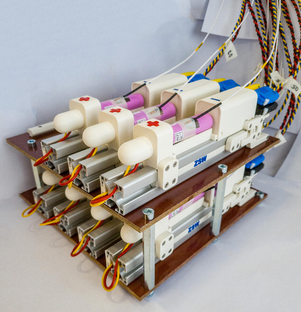Click-and-Test: Neuer Zellhalter für Rundezellen im Format 18650 und 21700.