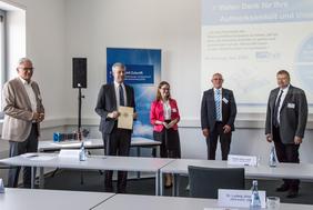 Delegation zum HyFab-Projekt am ZSW Ulm: Gunther Czisch, Oberbürgermeister der Stadt Ulm, Verkehrsstaatssekretär Steffen Bilger, Ronja Kemmer MdB, Prof. Frithjof Staiß und Dr. Ludwig Jörissen (ZSW)