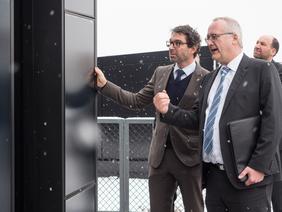 ZSW-Vorstand Prof. Michael Powalla (re) zeigt Umweltstaatssekretär Andre Baumann die fassadenintegrierte Photovoltaikanlage des ZSW-Gebäudes im Rahmen der Auszeichnung als „Ort voller Energie“