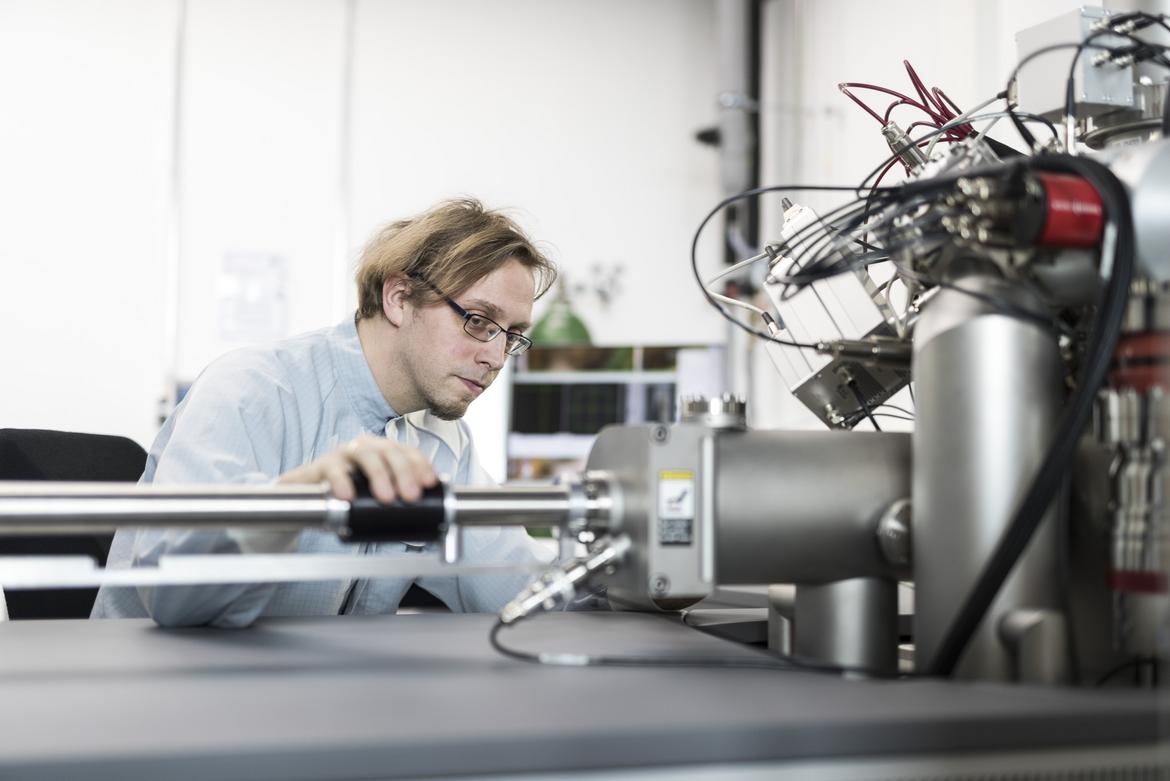 ZSW scientist at the TOF-SIMS device