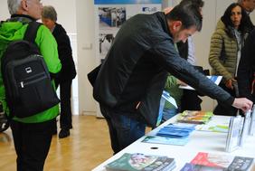 Neben vielen Elektro-Fahrzeugen auf dem Münsterplatz gab es für die Besucher Infostände, Vorträge, Workshops und eine Podiumsdiskussion im Stadthaus.
