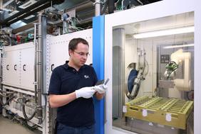 ZSW-Forscher mit produzierter PHEV-1-Zelle (Bild: ZSW/ Photodesign Buhl)