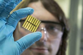 Die Forscherinnen und Forscher im Projekt „Capitano“ entwickeln neue Materialien und Prozesse sowie Prototypen für Perowskit-Solarzellen und -module mit hohem Wirkungsgrad. Foto: Markus Breig, KIT