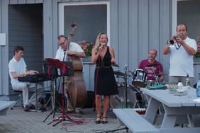 musikalischer Begleitung durch " Four Play "