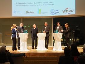 Abschluss der Veranstaltung im Stadthaus mit einer von der Podiumskiskussion (Moderation Jessica Becker, NOW). V. li. n. re.: Herr Bürkle (Landesverband der elektro- und Informationstechnik), Verkehrsminister Winfried Herman, Oberbürgermeister Gunter Cz