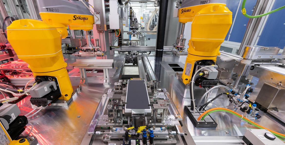 Moderne Anlage am ZSW aus dem Jahr 2023: Ein Einzelblattstapler für Elektroden, der eine flexible und formvariable Herstellung von Batteriezellformaten ermöglicht.