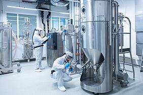 Powder-Up-Equipment am ZSW: Zwei Wissenschaftler erzeugen Kathoden-material mittels Sprühtrocknungsanlagen. 