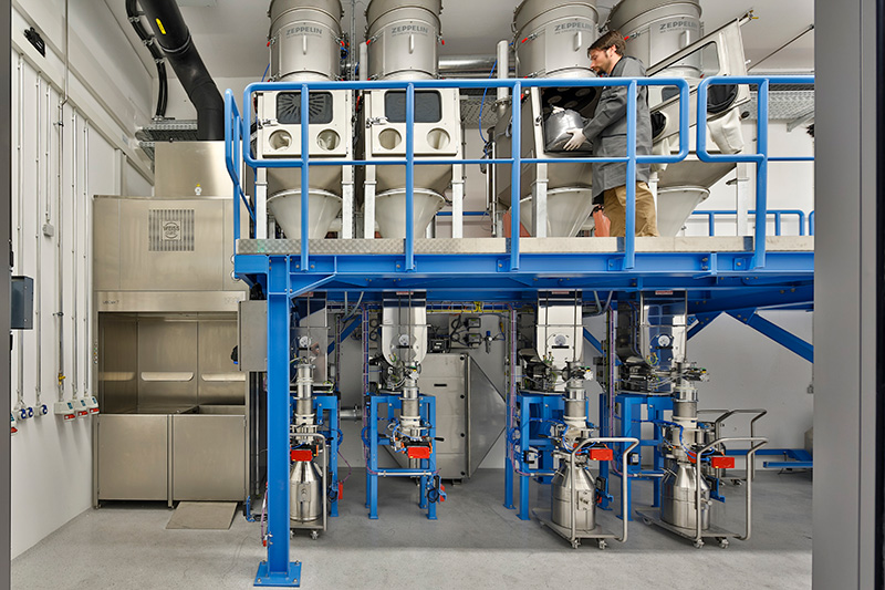Automatisches Abwiegen und Zuführen der Materialien. Bild: ZSW/M. Duckek