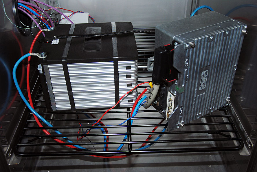 Validation test for algorithms to estimate the status of a battery module (left) with a connected battery management system in a climate chamber. ZSW/Bosa